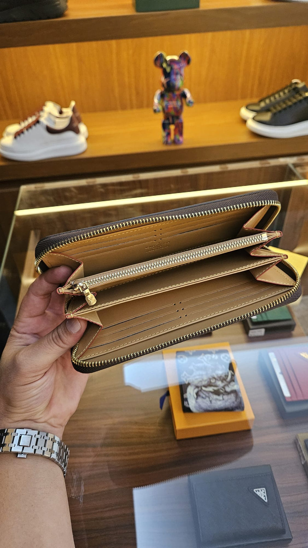 Premium Monogram Fermuarlı Unisex Cüzdan | Geniş Kart Bölmeli | Günlük Kullanım